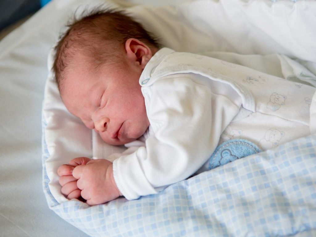 neonato palermo soffoca infermieristica laureando lo salva