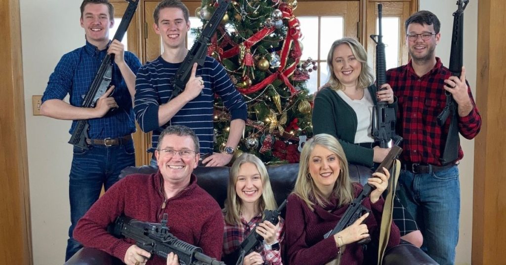 La foto di famiglia del deputato Usa tra albero di Natale e armi. È polemica