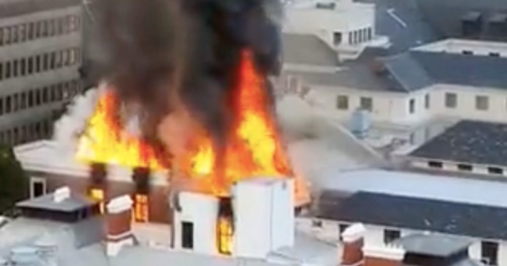 Sudafrica, incendio in Parlamento a Città del Capo. "Non è sotto controllo"