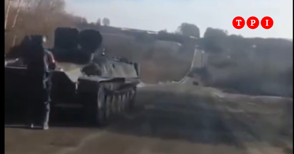 carro armato russo senza carburante automobilista ucraino video