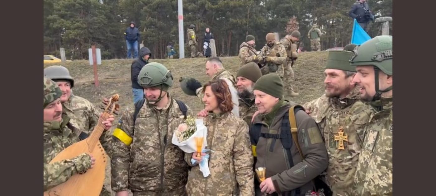 Guerra in Ucraina matrimonio fronte video