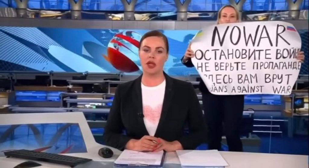 giornalista russa interrompe tg scomparsa chi è marina ovsyannikova