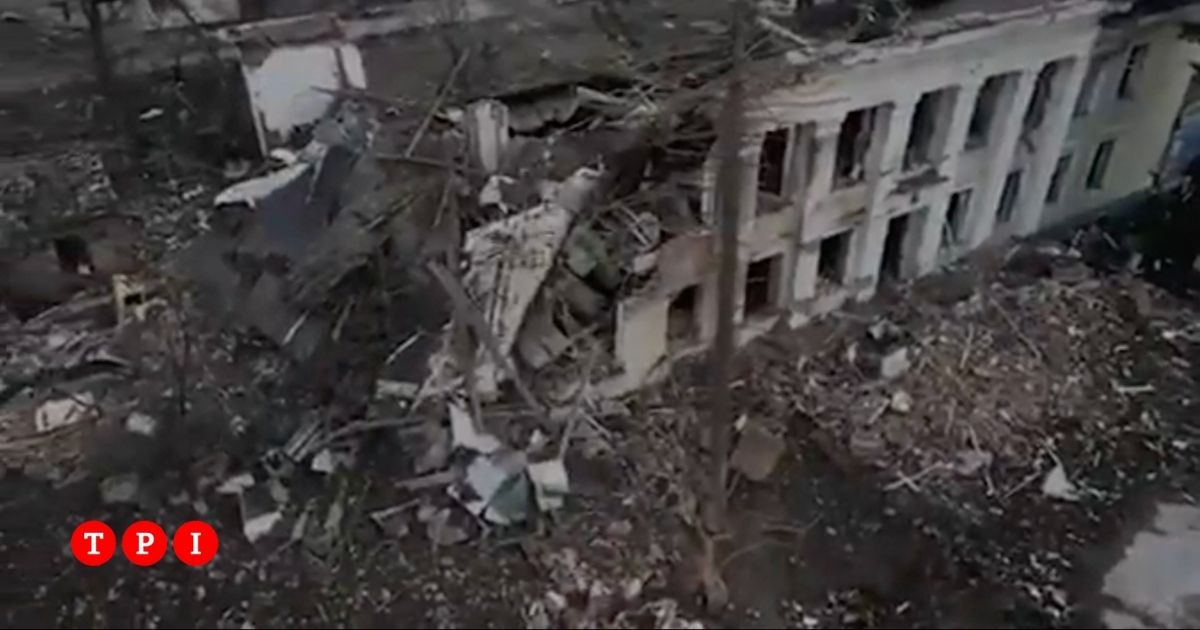 Guerra Ucraina, la città di Ochtyrka rasa al suolo dai bombardamenti russi Guerra Ucraina, la città di Ochtyrka rasa al suolo dai bombardamenti russi