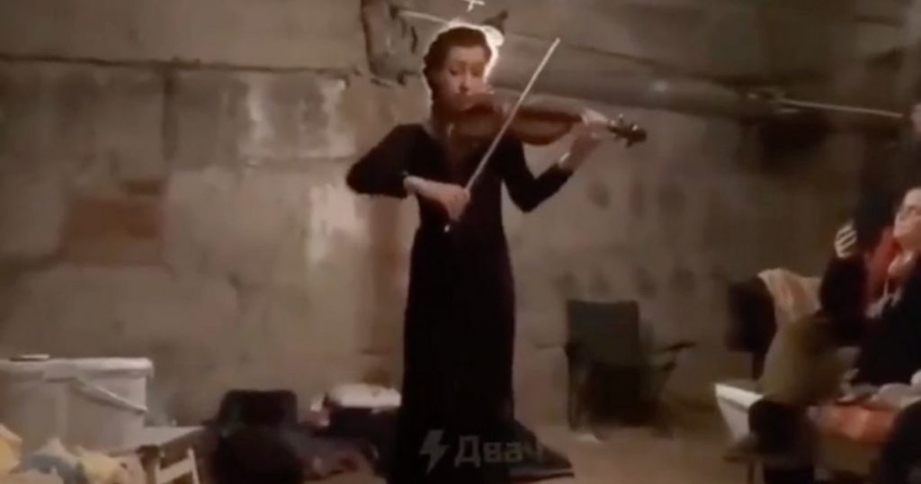 guerra ucraina ragazza violino
