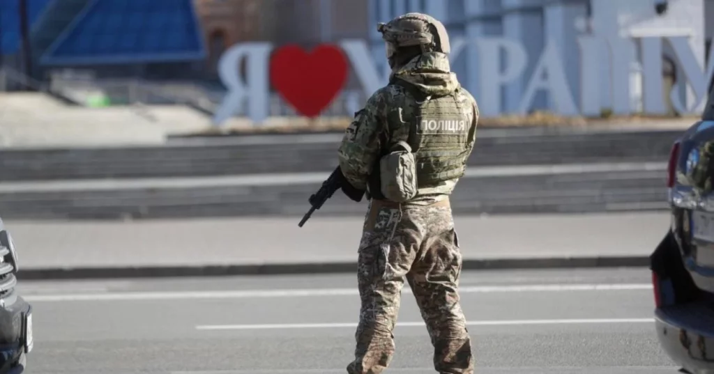 guerra ucraina soldati russi sparano gambe