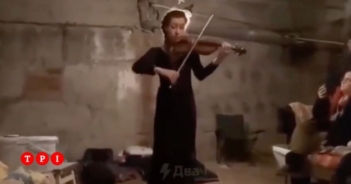 Guerra in Ucraina, una ragazza suona il violino in un bunker VIDEO
