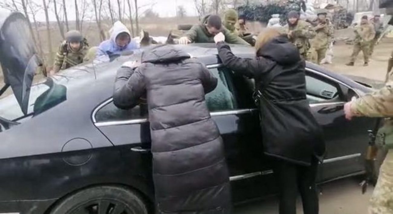 proposta matrimonio guerra ucraina video posto di blocco