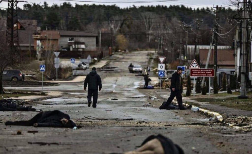 Orrore Bucha cadaveri civili fosse comuni foto
