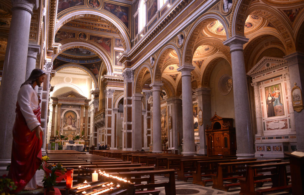 schiaffi prete messa Basilica del Sacro Cuore roma