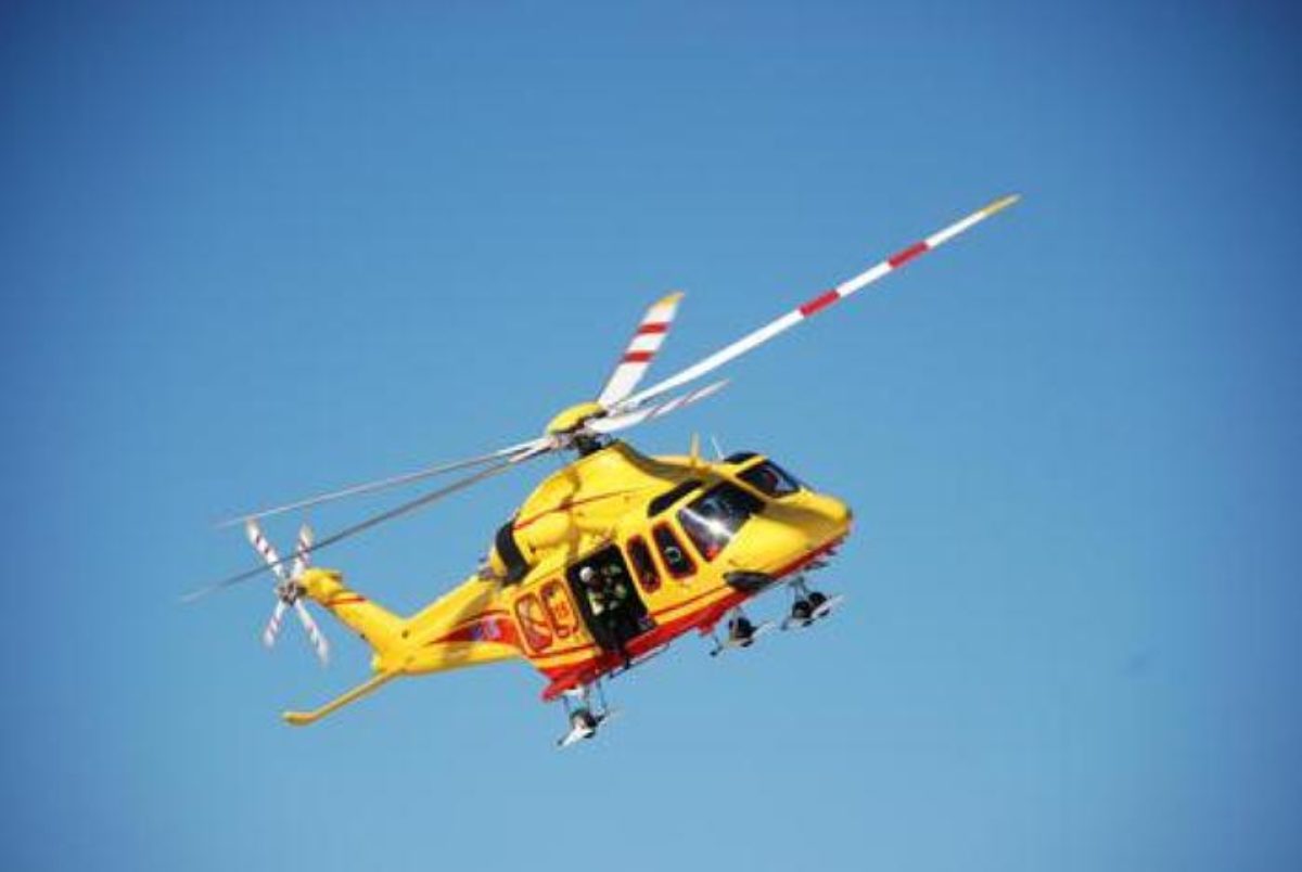 bambina finestrino auto trattore