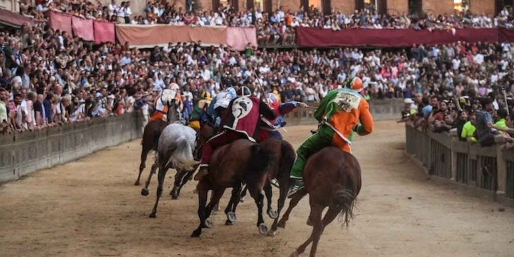 palio di siena 2 luglio 2022 contrade cavalli regolamento drappellone diretta tv streaming oggi