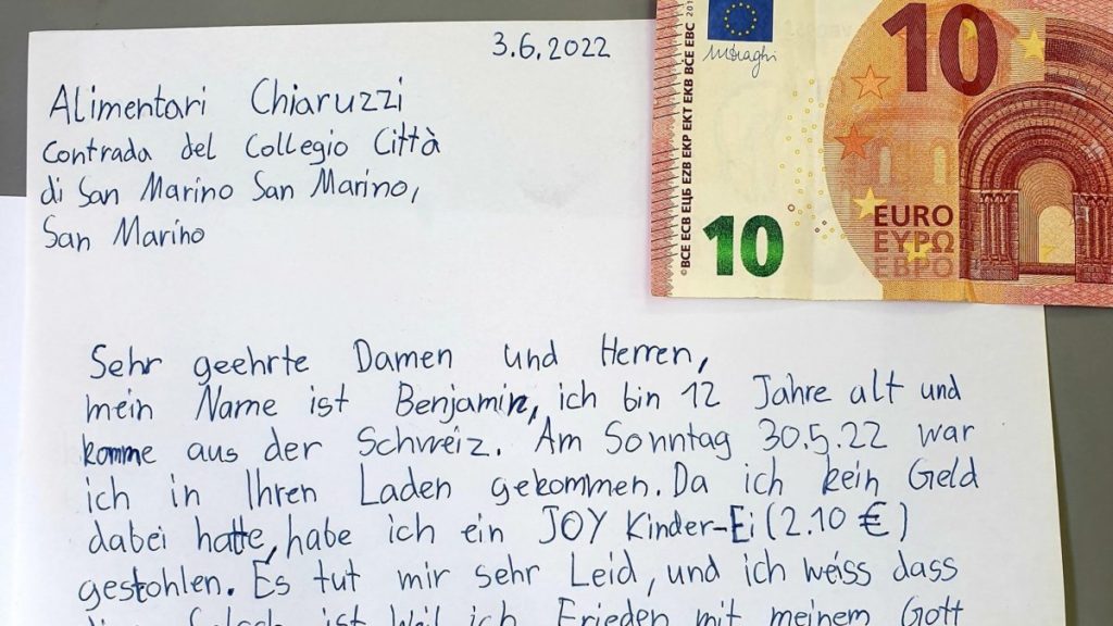 san marino bambino ruba ovetto kinder lettera scuse 10 euro