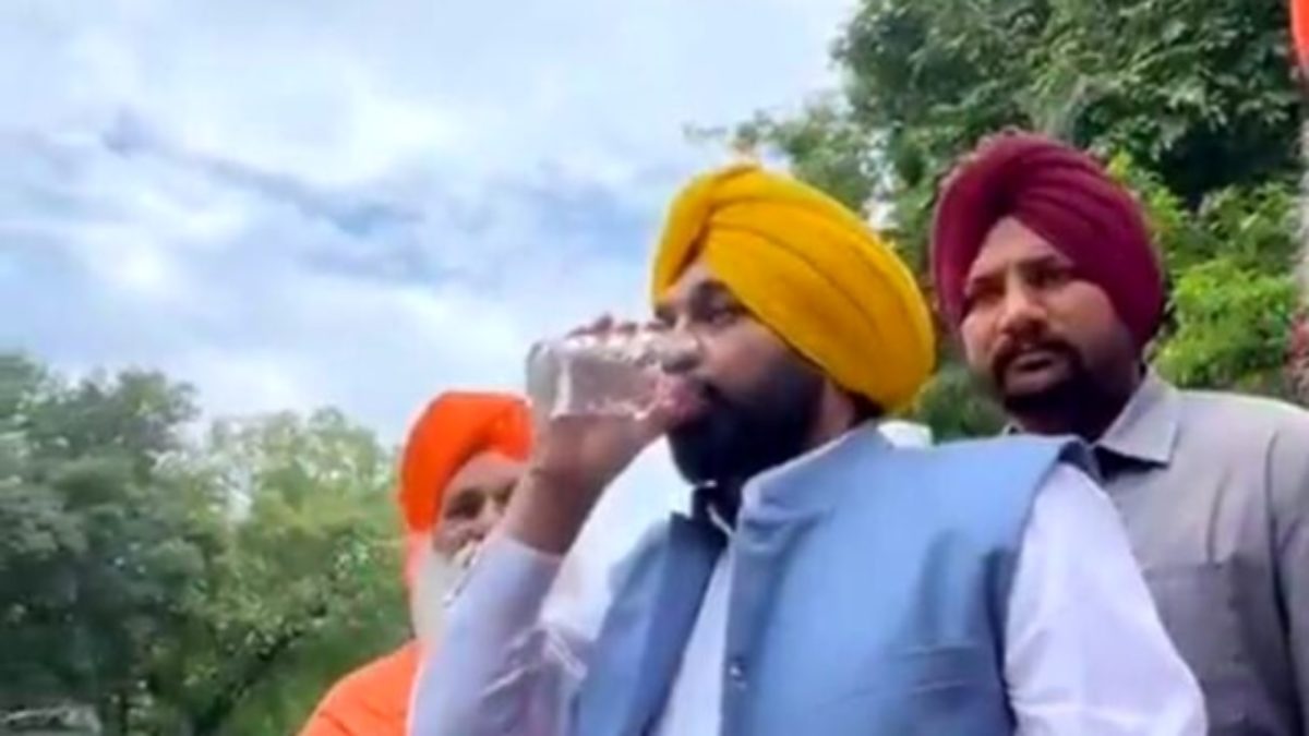 india politico indiano beve acqua fiume ricoverato