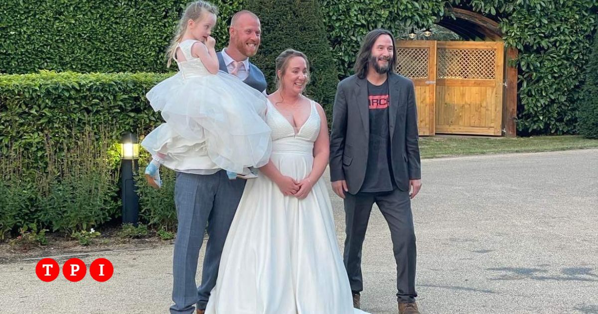 Keanu Reeves si presenta a sorpresa al matrimonio di una coppia di fan