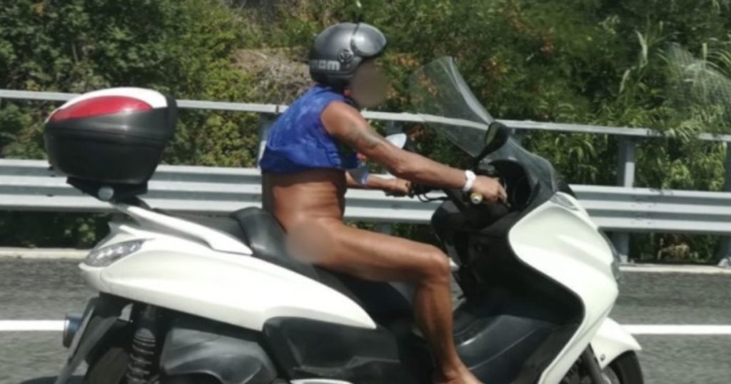 uomo nudo scooter autostrada