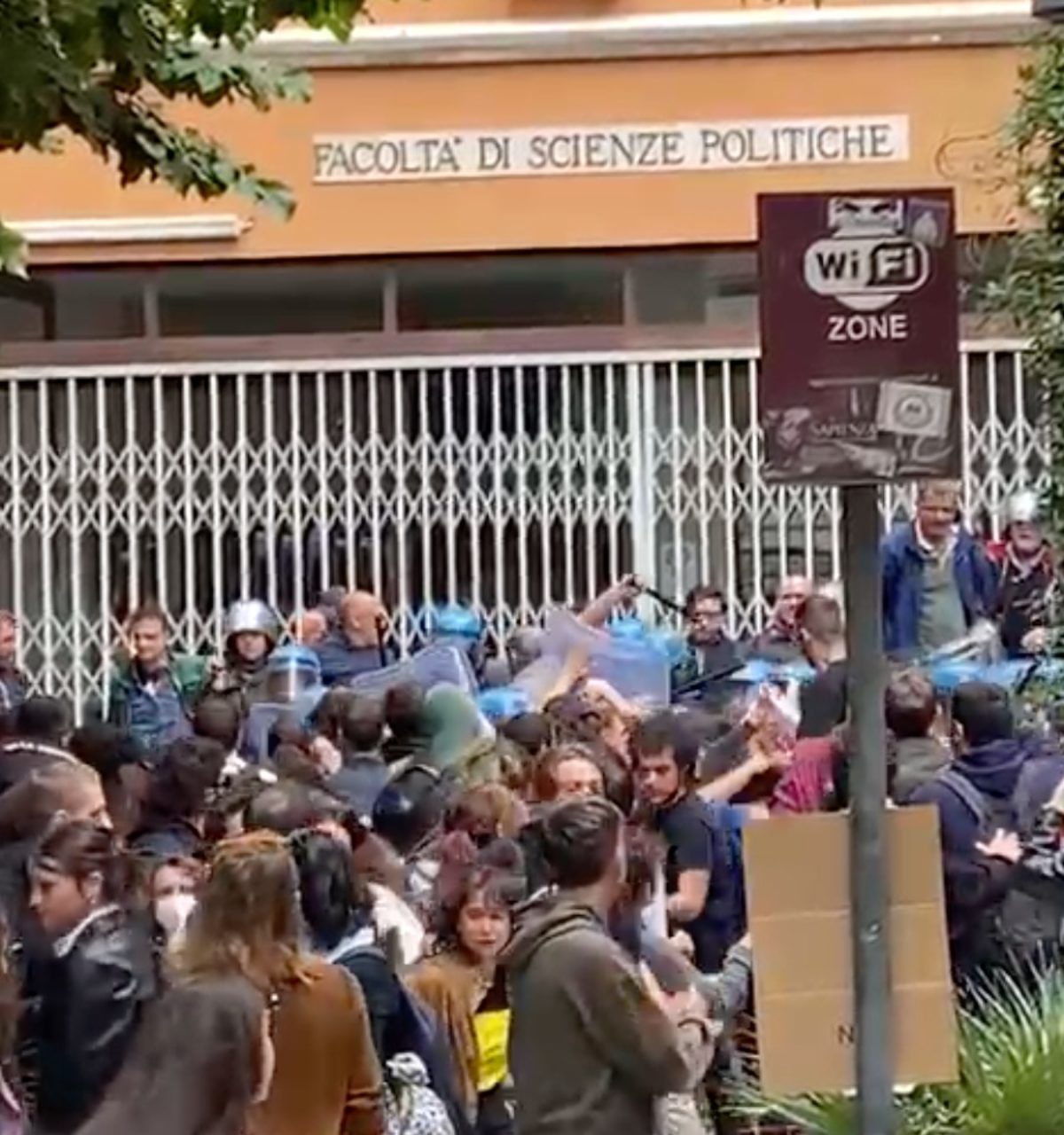 protesta sapienza polizia video