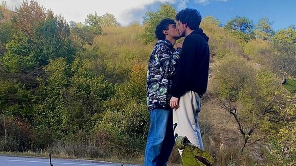 bacio gay armenia foto suicidio