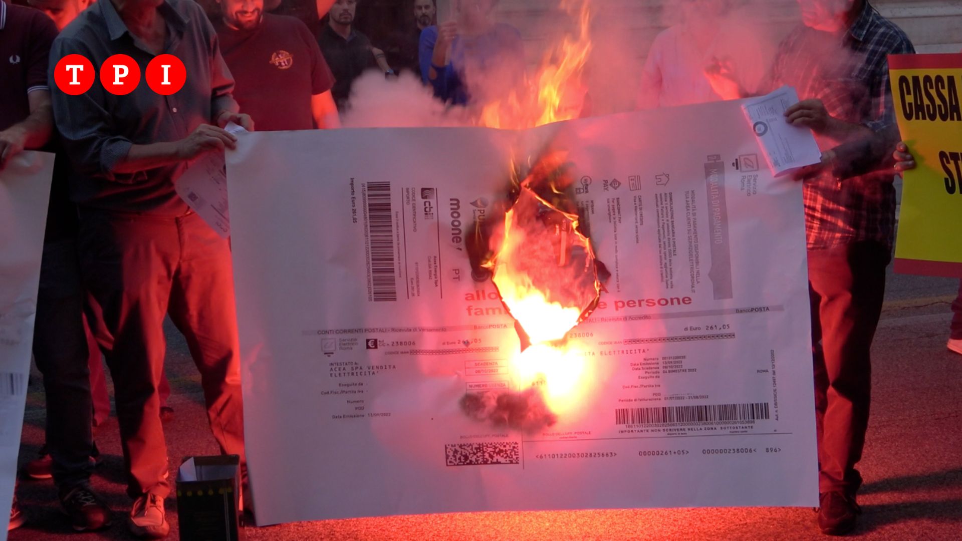 Roma, bollette in fiamme davanti alla sede di Cassa Depositi e Prestiti: “Lo Stato tassi gli extraprofitti” | VIDEO