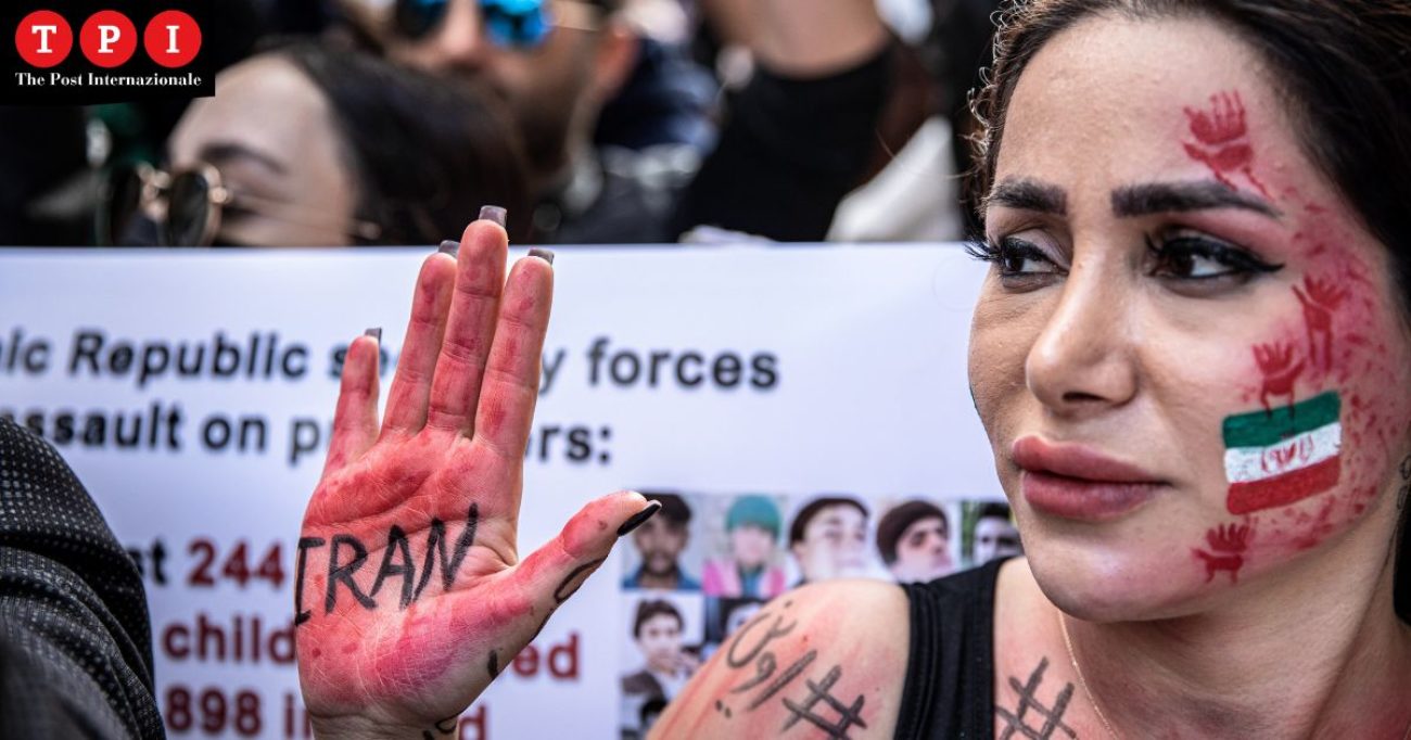 La rivoluzione delle donne sta mettendo in difficoltà il regime di Teheran