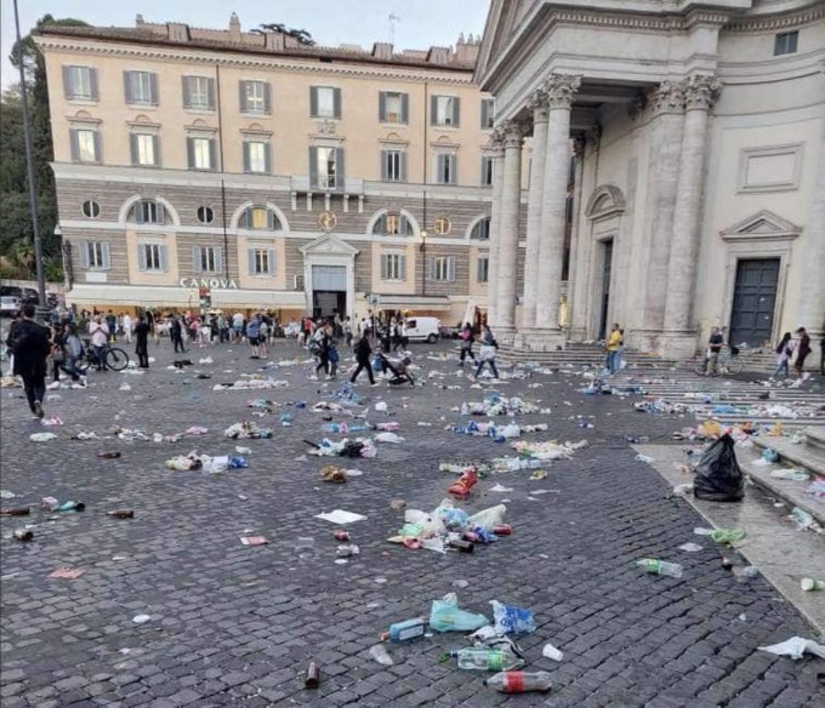 roma betis tifosi siviglia piazza del popolo foto video