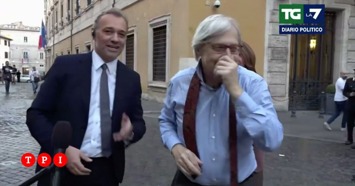 Albert Richetti Sgarbi irrompe nella diretta di La7 per abbracciare Richetti | VIDEO