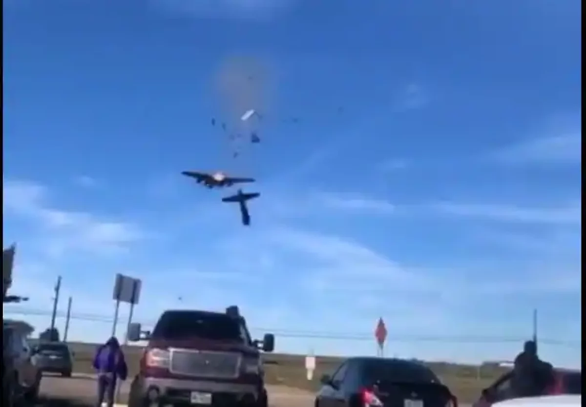 Air Show di Dallas due aerei si scontrano durante l’esibizione video