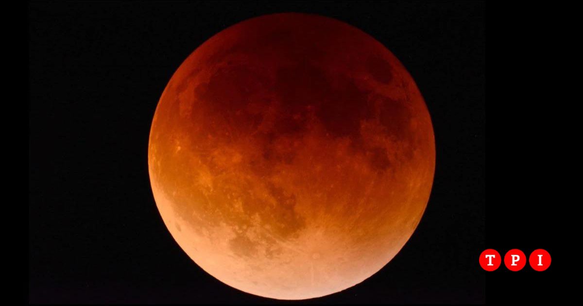Eclissi lunare totale oggi 8 novembre 2022 quando e come vederla