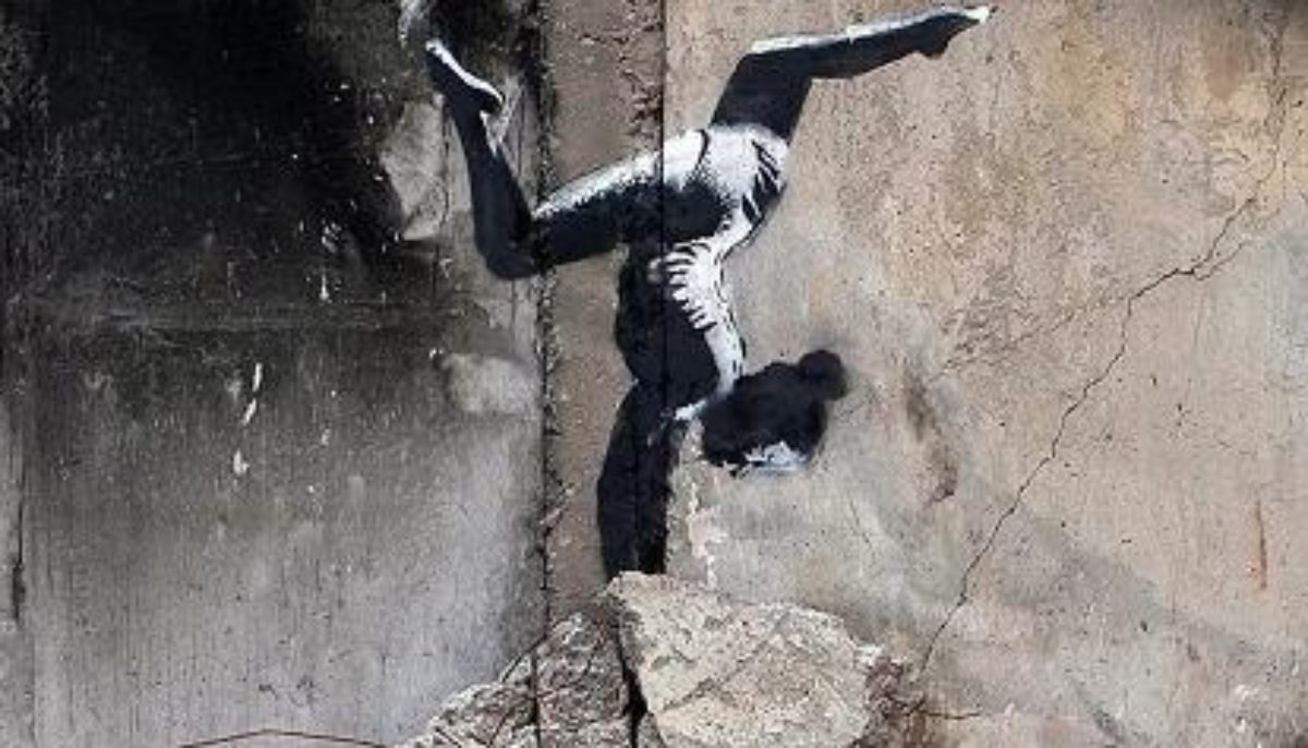 Il murale di Banksy in Ucraina la ginnasta in equilibrio sulle macerie foto