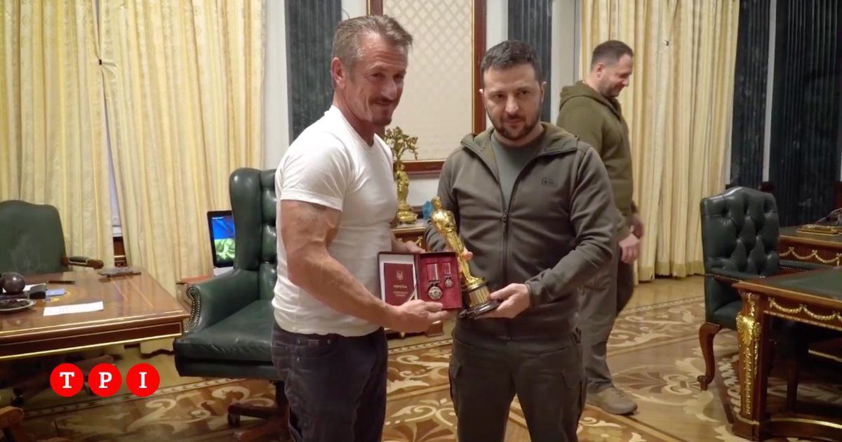 Sean Penn incontra di nuovo Zelensky e gli consegna il suo Oscar