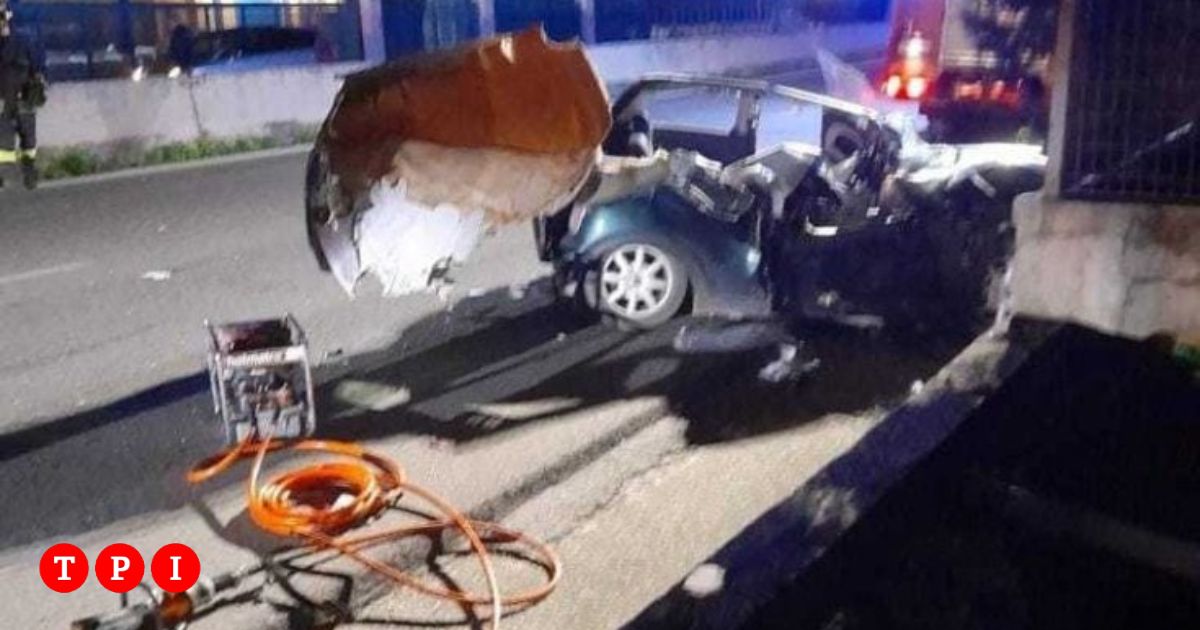 Incidente a Bari, scontro tra un'auto e un pullman: morti tre ragazzi