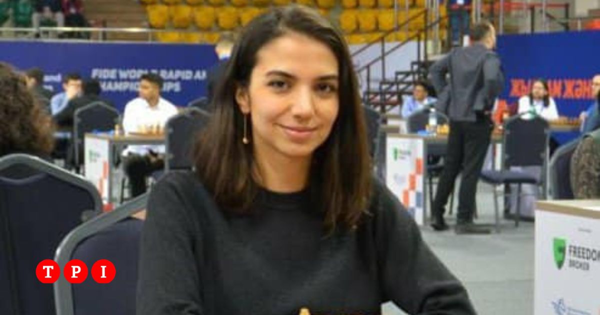 La campionessa di scacchi iraniana che ha partecipato ai Mondiali senza