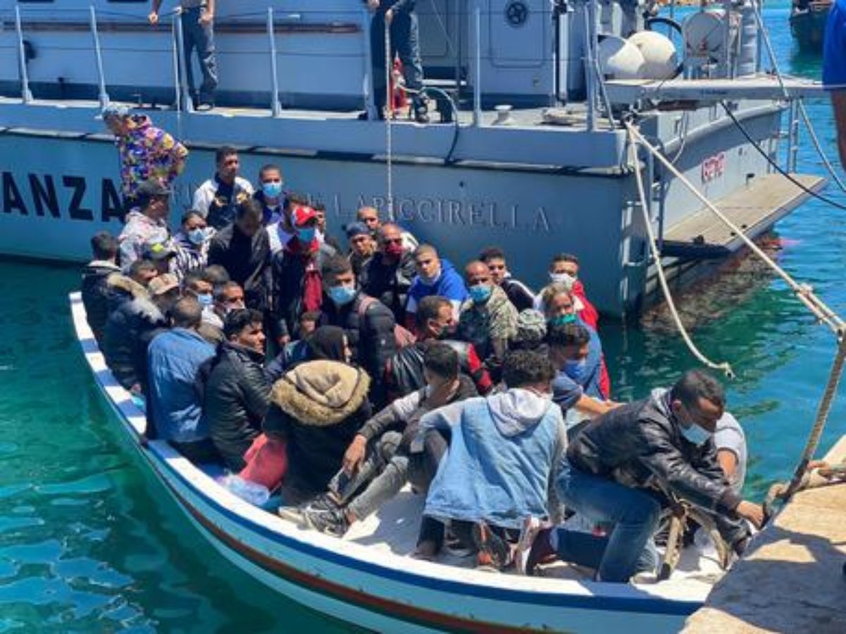 lampedusa migranti sbarco