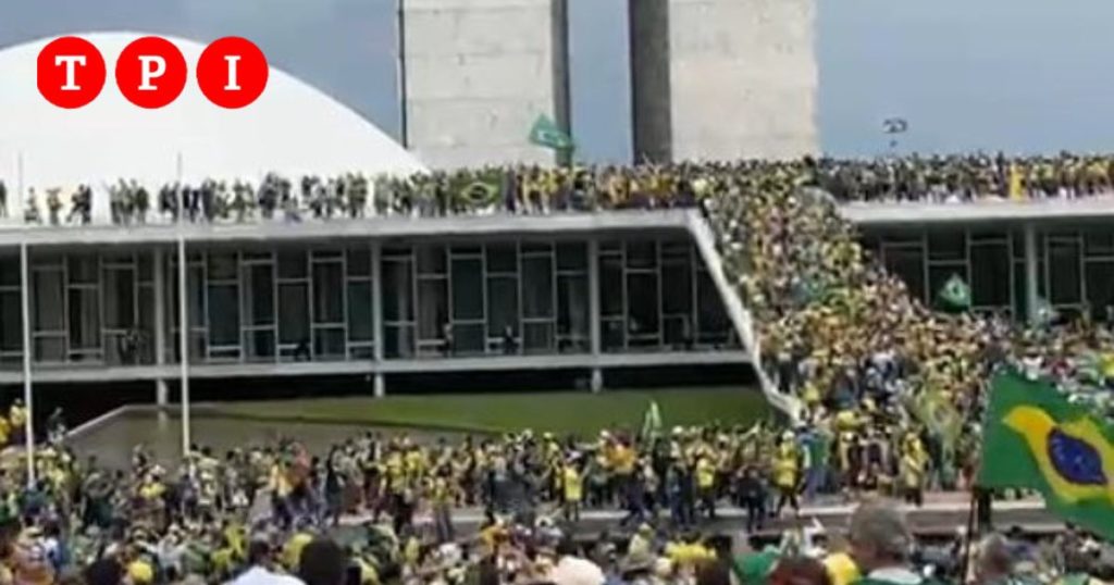 Brasile centinaia di sostenitori di Bolsonaro invadono il palazzo del Parlamento VIDEO