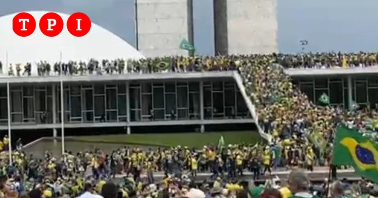 Brasile Centinaia Di Sostenitori Di Bolsonaro Invadono Palazzo Parlamento