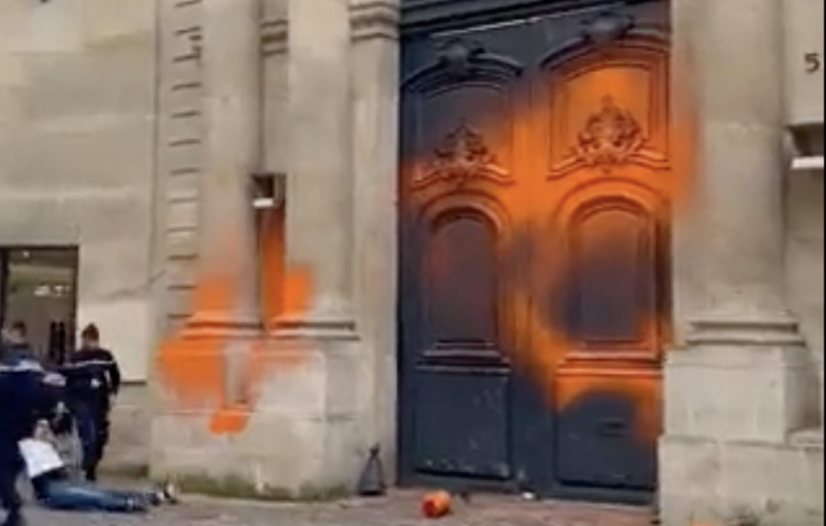 francia ambientalisti imbrattano palazzo primo ministro
