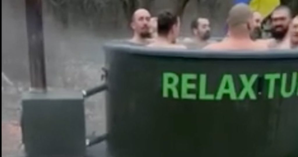 soldati ucraini jacuzzi relax video