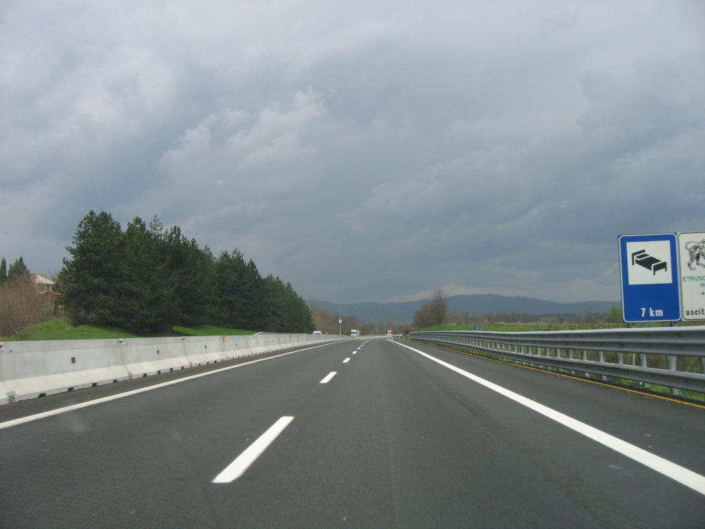 Scontri tra tifosi di Napoli e Roma A1 autostrada bloccata arezzo ultime notizie perché