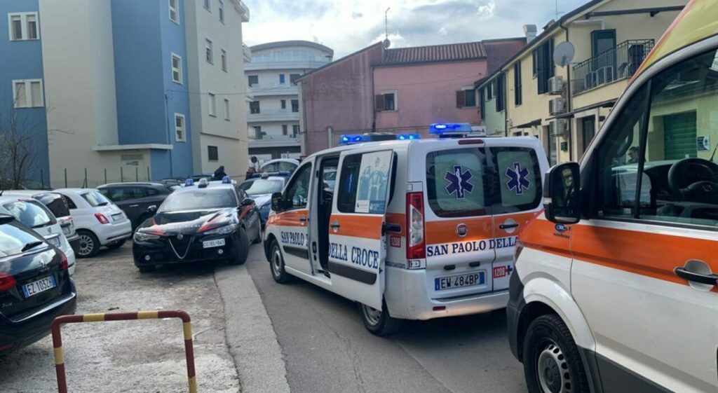 cassino donna finestra salvata passanti