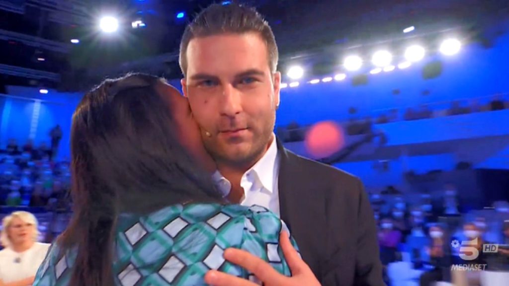 c'è posta per te valentina stefano incinta violenza