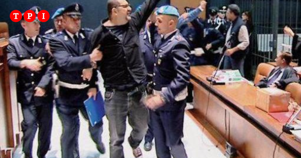 Alfredo Cospito l' anarchico in sciopero della fame sviene e si rompe