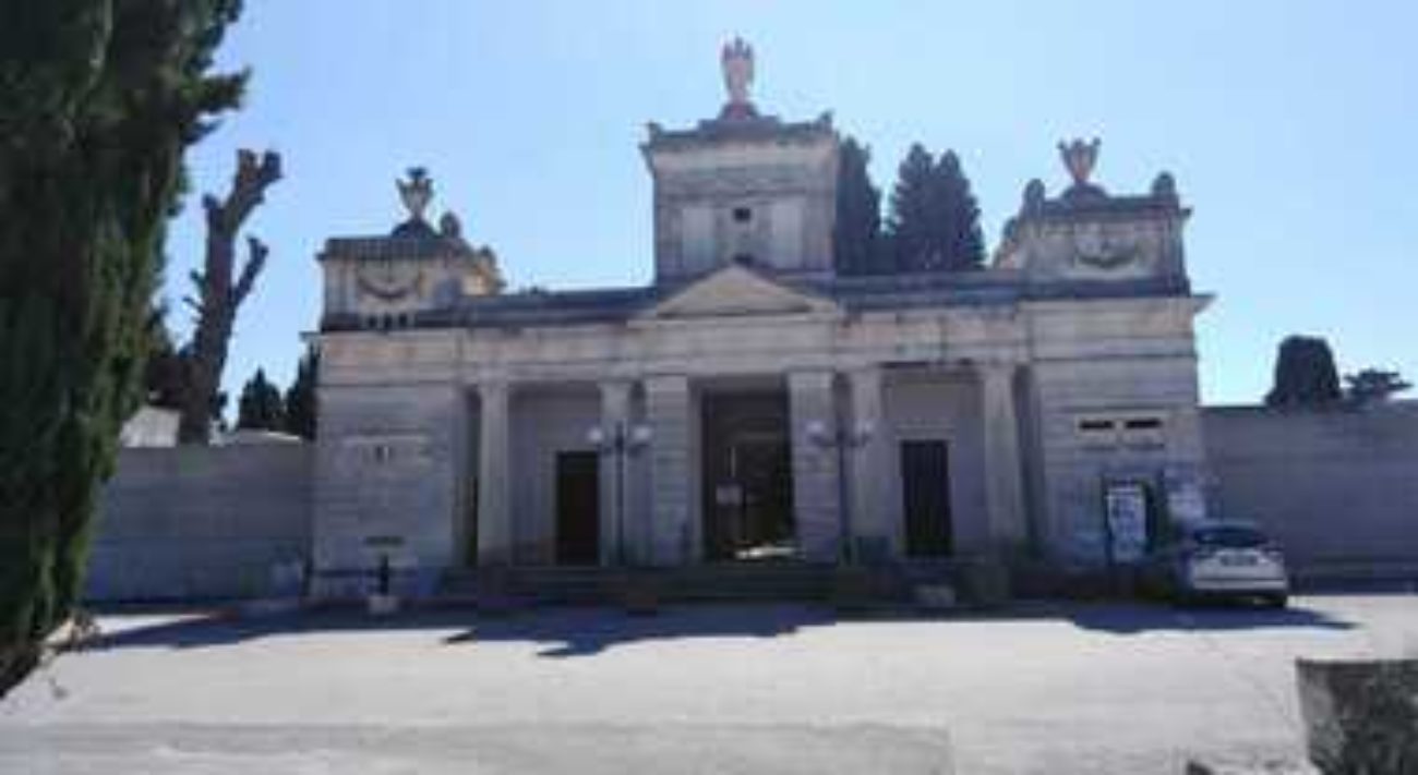 manduria cimitero tomba profanata