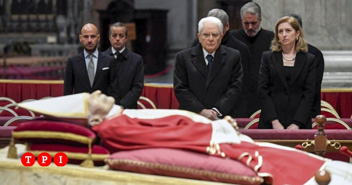 Pappa Camera Papa Benedetto XVI, aperta la camera ardente in Vaticano