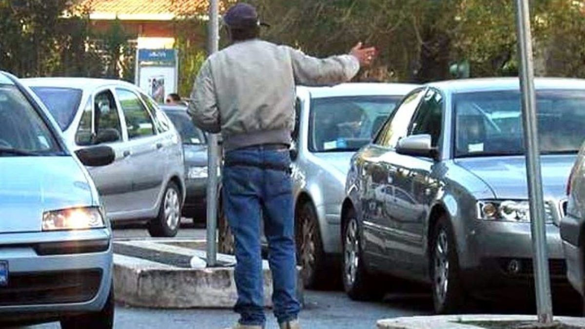 parcheggiatore abusivo rifiuta contratto