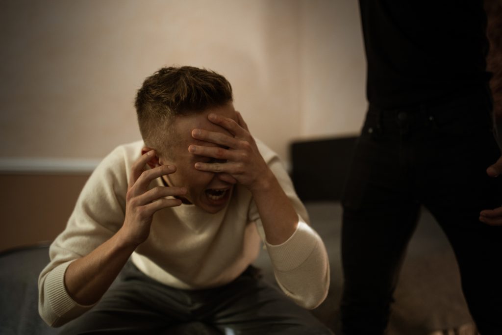 caltanissetta tortura 15 anni