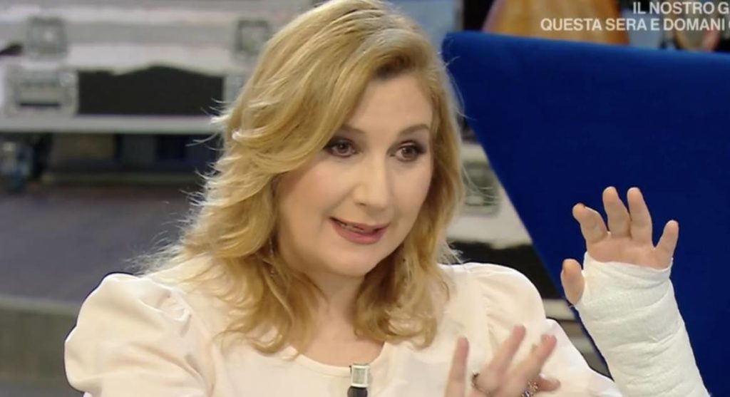 serena bortone infortunio polso mano cosa è successo operazione come sta oggi è un altro giorno
