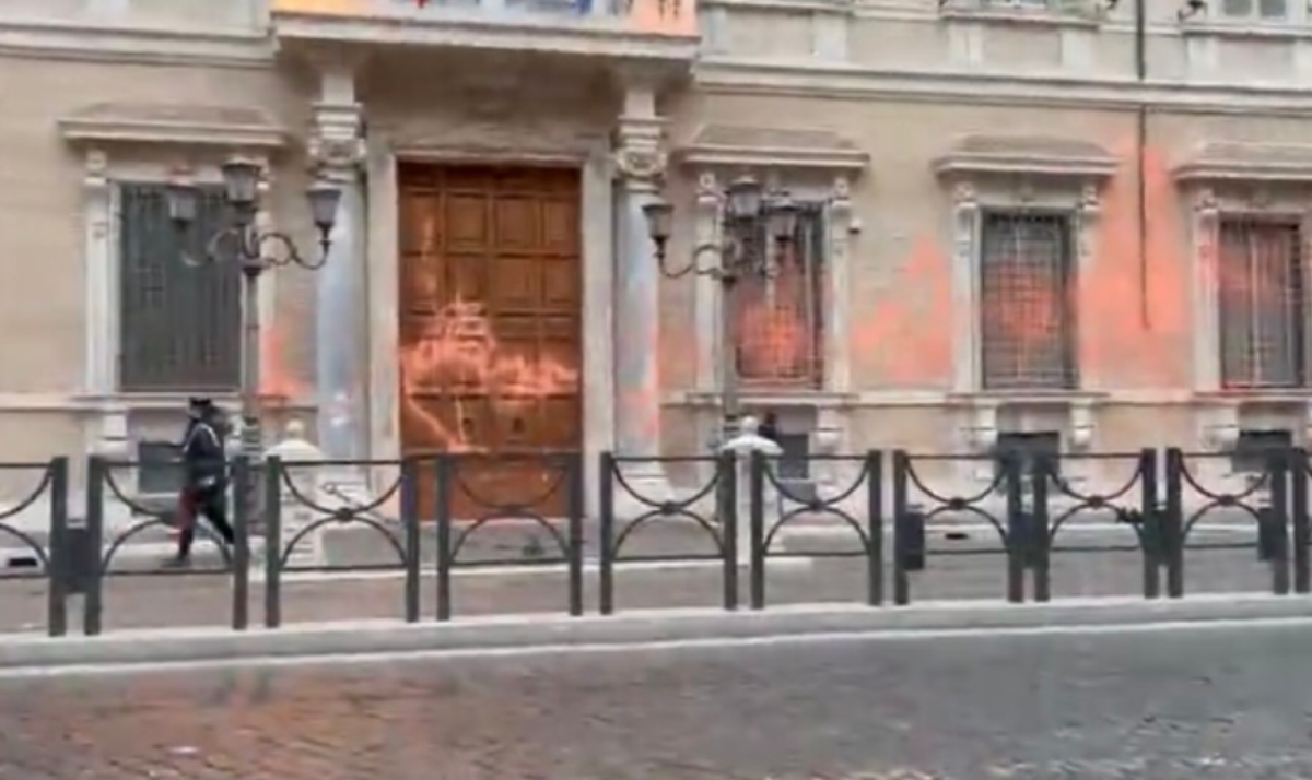 ultima generazione attivisti senato vernice