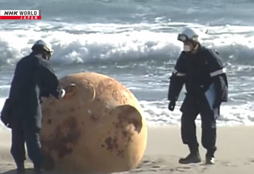 Una misteriosa sfera metallica è comparsa su una spiaggia in Giappone VIDEO