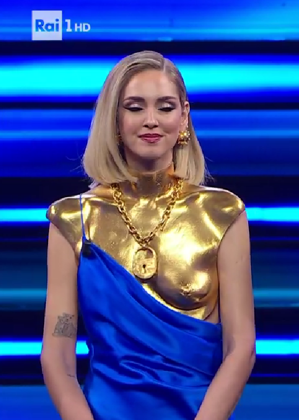 abito oro chiara ferragni sanremo