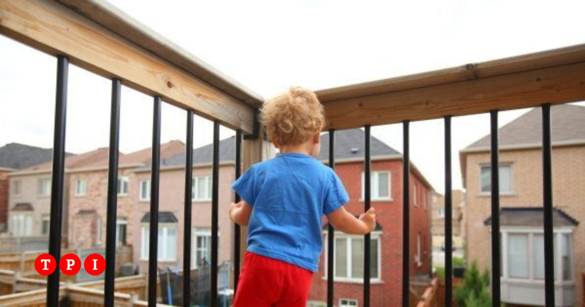Roma, bimbo di 3 anni cade dal balcone di casa: è in coma farmacologico