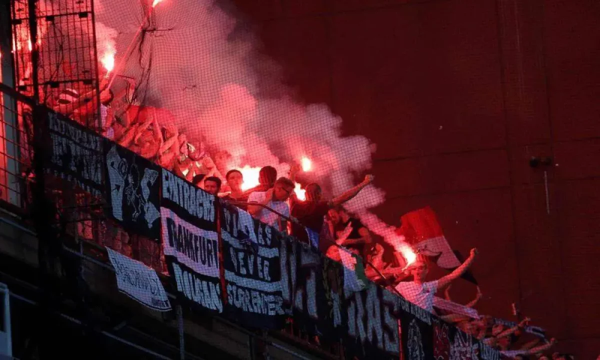 Napoli Eintracht champions tifosi francoforte